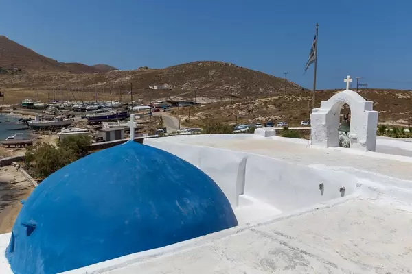 Blick vom Kloster Agios Ioannis Detis, über die trockene Landschaft und den Hafen von Korakas auf Paros, Griechenland