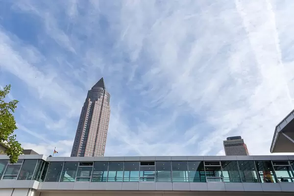 Blick vom Messegelände auf den MesseTurm Frankfurt am Main