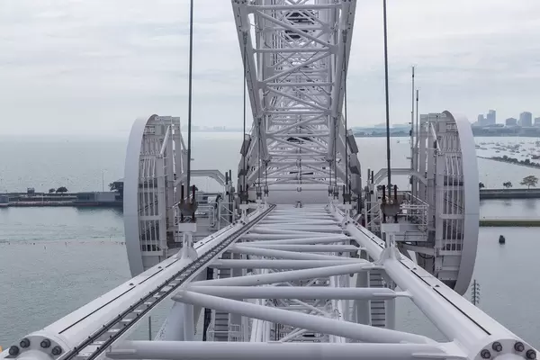 Blick vom Riesenradwagon auf das drehende Gestell, mit dem Michigansee im Hintergrund