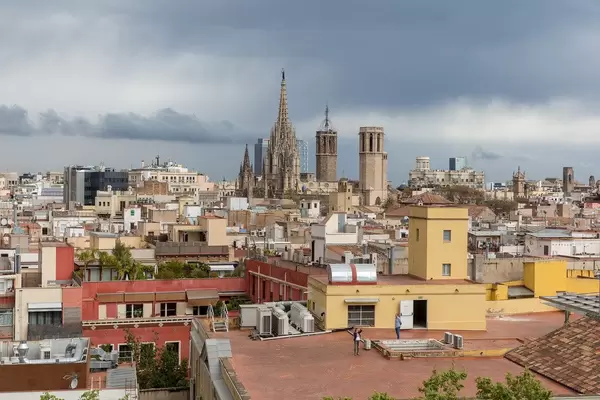 Blick von der Dachterrasse des Hotel 1898 über Barcelona, Spanien, auf die Metropolitankirche La Catedral de la Santa Creu i Santa Eulàlia