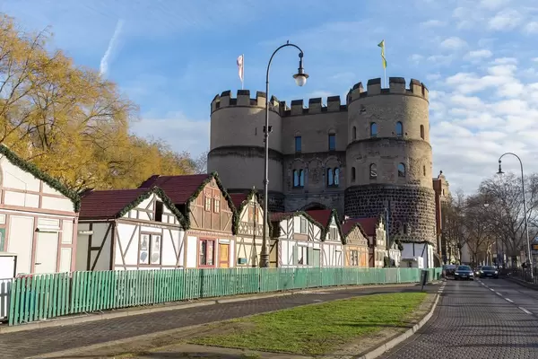 Blick von der Straße auf Weihnachtsmarkt am Rudolfplatz an der Aachener Straße in Köln