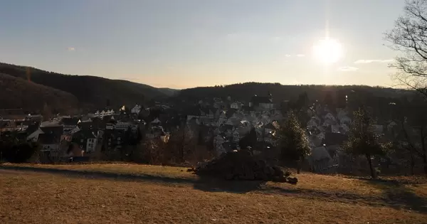 Blick von Hügel über Dorf Freudenberg mit vielen Fachwerkhäusern gegen Sonne fotografiert