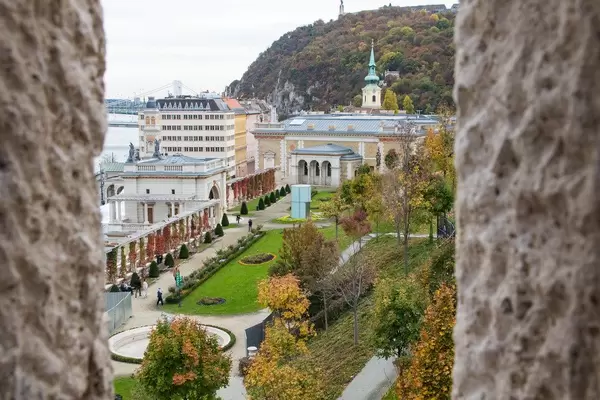 Blick von oben auf den schön angelegten Park an der Burg von Buda in Budapest, Ungarn