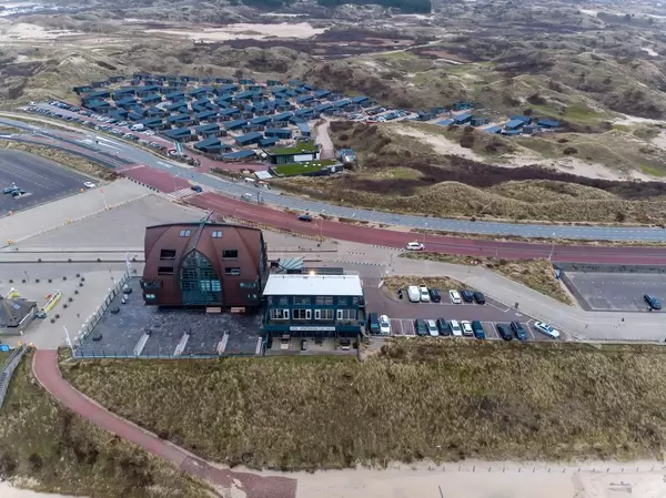 Blick von oben auf Gebäude des Campingparks Qurios in Bloemendaal, Niederlande