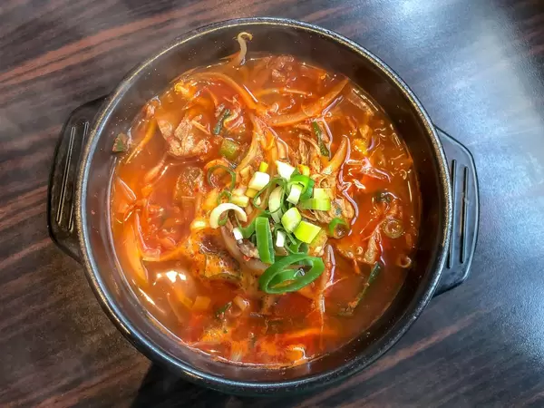 Blick von oben auf Topf Yukgaechang, scharfen Eintopf mit Rindfleisch und Reis