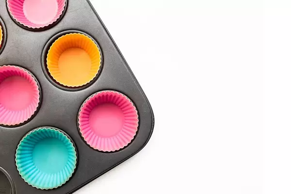 Blick von oben auf wiederverwendbare, bunte Muffin-Förmchen aus Silikon in Backform