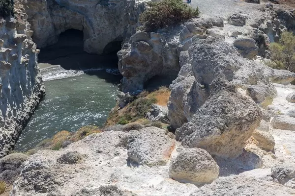 Blick von oben: kleine Bucht zwischen steilen Felswänden bei Pachena, Milos, südliche Ägais