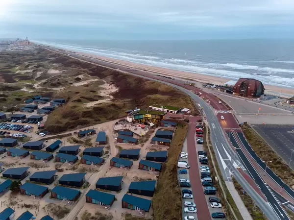 Blick von oben über Ferienpark Qurios in Bloemendaal mit angrenzendem Strand