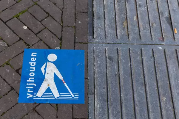 Blindenleitsystem auf dem Bürgersteig in Venlo, Niederlande