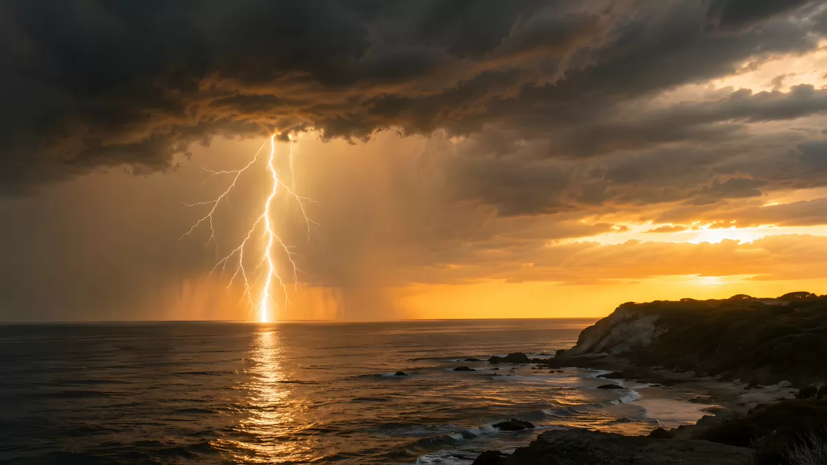 Blitz über dem Meer bei dramatischem Sonnenuntergang