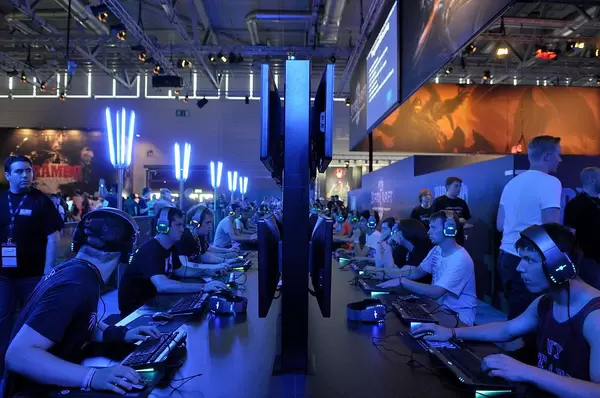 Blizzard gamescom fair stand with gamers aligned in two rows
