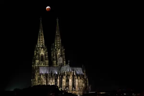 Blood Moon and Cologne Cathedral