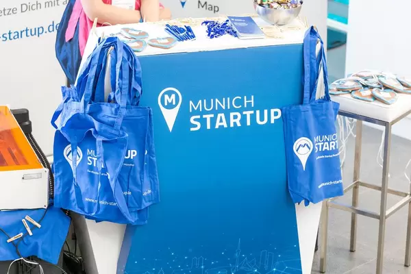 Blue jute bags and other Munich Startup gadgets at Bits & Pretzels 2019