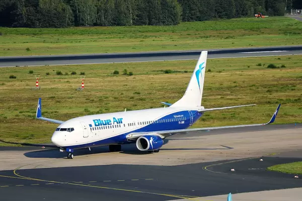 BlueAir Flugzeug taxiert auf Flughafen Köln/Bonn (CGN)