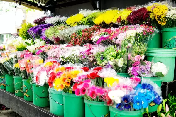 Blumensträuße in Eimern an einem Blumenverkaufsstand