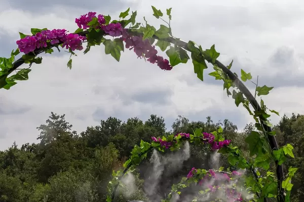 Blumentoren mit spritzendem Wasser auf dem Tomorrowland Festival