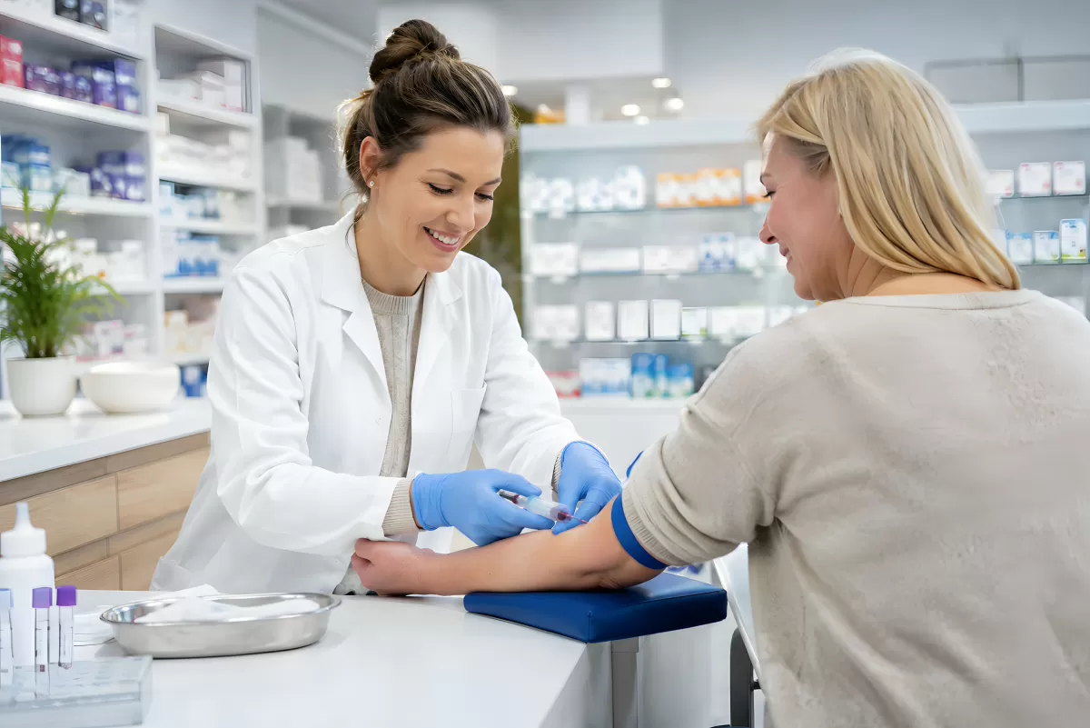 Blutabnahme in der Apotheke durch Fachpersonal