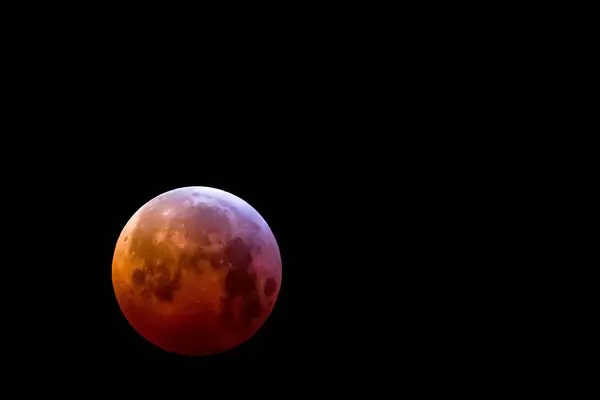 Blutmond mit Teleobjektiv fotografiert