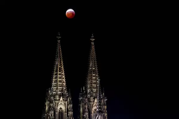 Blutmond über dem Kölner Dom