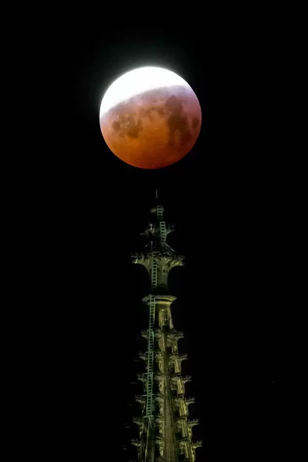 Blutmond und Kölner Dom