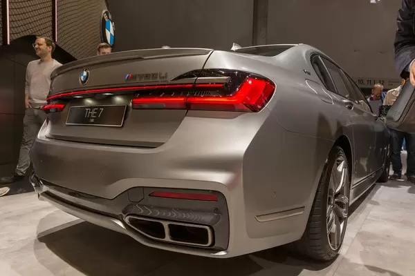 BMW 7er-Reihe: Heckansicht des BMW M760Li xDrive mit V12-Power