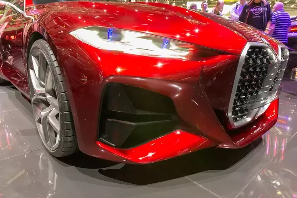 BMW Concept 4 Frontpartie mit großen Lufteinlässen und LED-Lichtelementen