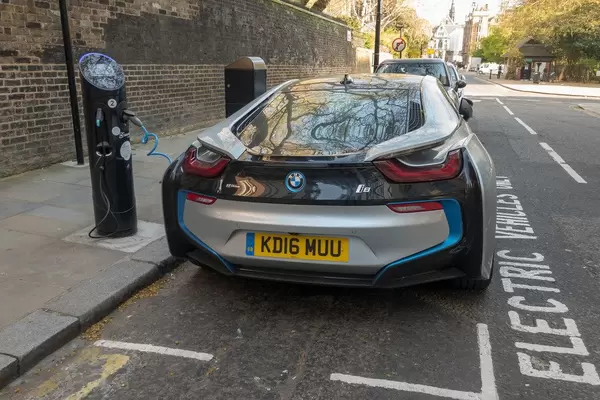 BMW i8 beim Laden an einer Ladestation