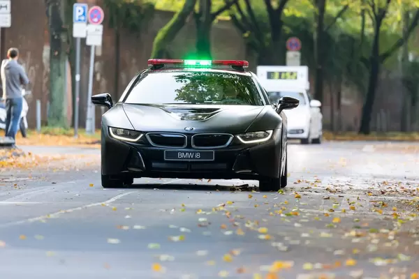 BMW i8 safety car in front of the leading vehicle - Cologne Marathon 2017