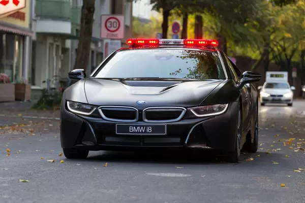 BMW i8 Safety-Car vor dem Führungsfahrzeug - Köln Marathon 2017