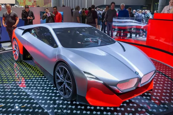 BMW Vision M Next: Hybridauto und i8-Nachfolger mit Flügeltüren,