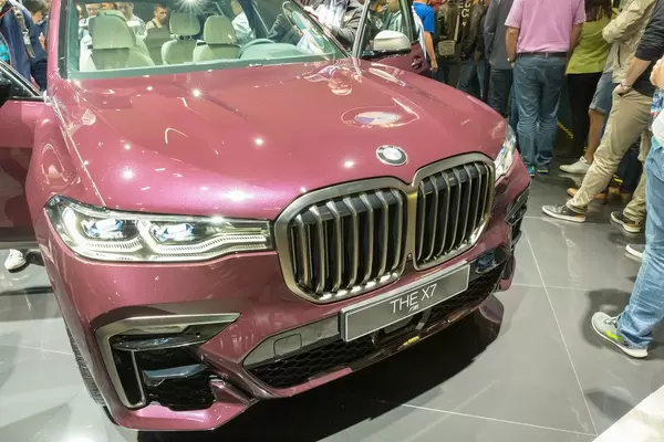 BMW X7 M50i mit V8-Motor und 21 Zoll M Leichtmetallrädern