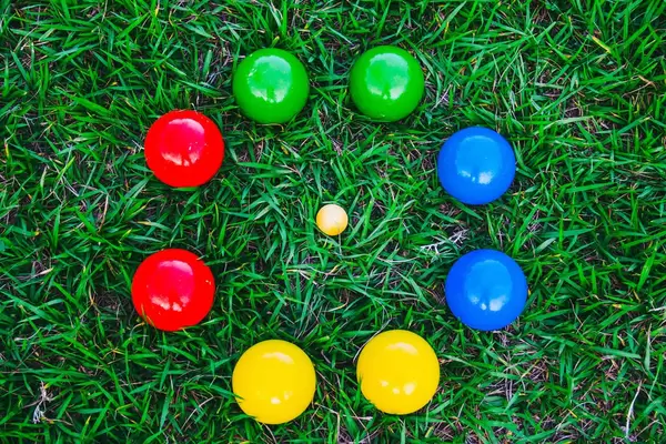 Boccia Kugeln auf dem Rasen