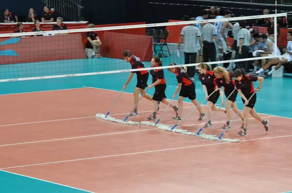Boden wird gewischt vor einem Volleyball Spiel