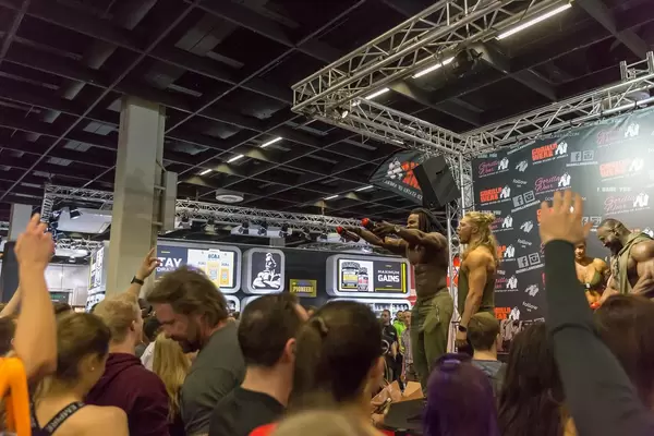 Bodybuilder Kevin Osazee von Gorilla Wear verschenkt Sportflaschen - FIBO Köln 2018