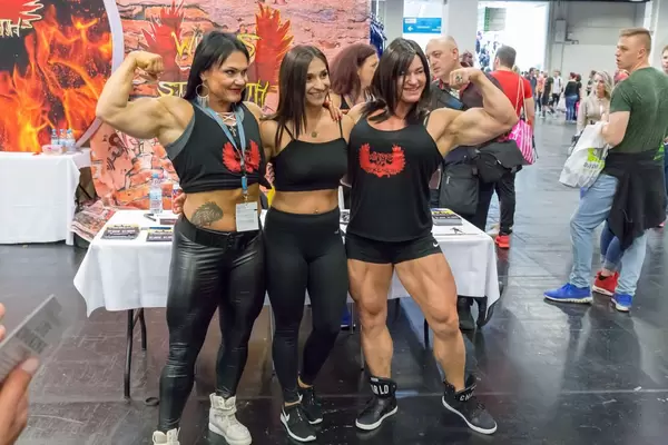 Bodybuilderinnen posieren für ein Foto - FIBO Köln 2018
