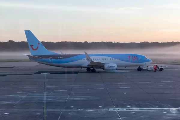 Boeing 737-800 Flugzeug von TUI am neu eröffneten Flughafen BER in Berlin, Herbst 2020