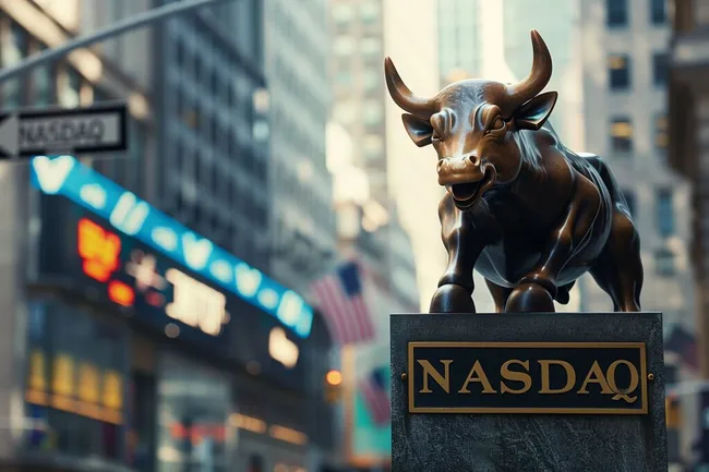 Börsensymbol NASDAQ mit bronzenem Bullen-Statue