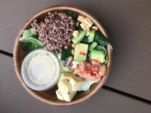 Bohnen, Tofu, Shrimps, Avocado und Käse