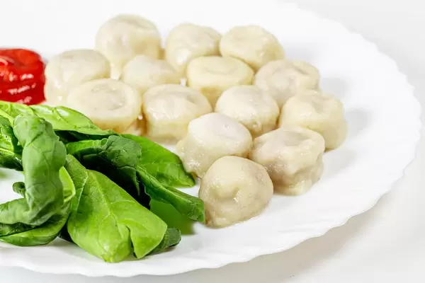 Boiled dumplings with spinach and tomato sauce (Flip 2019)