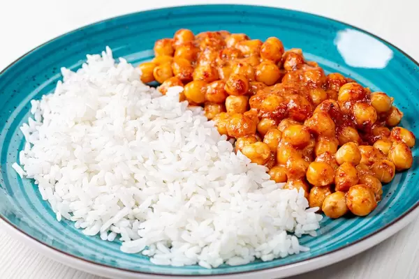 Boiled rice and chickpeas in tomato sauce (Flip 2019)