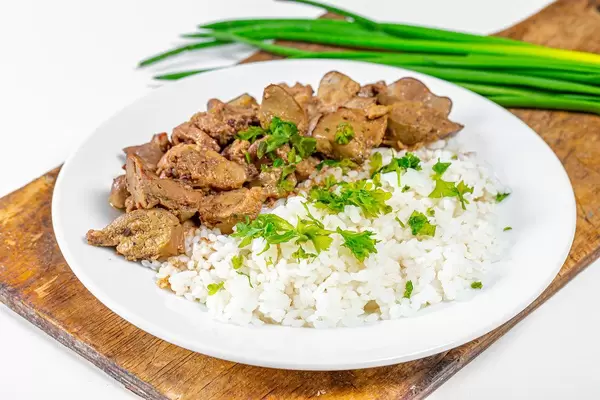 Boiled rice with chicken giblets and greens (Flip 2019)