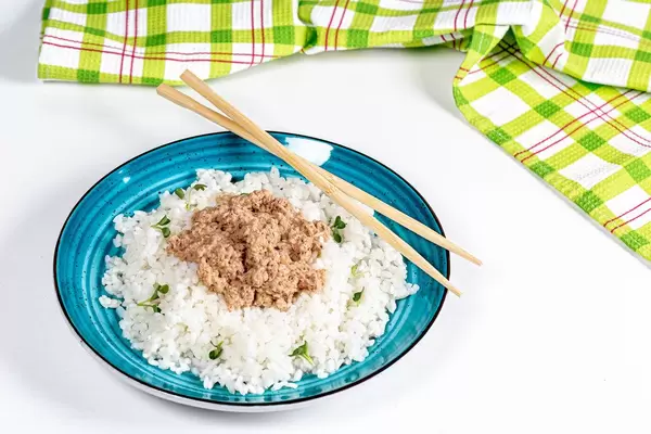 Boiled rice with tuna and micro-greens