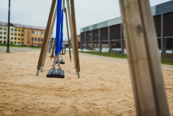 Bokeh Foto von einer Schaukel auf einem Spielplatz mit Sandboden