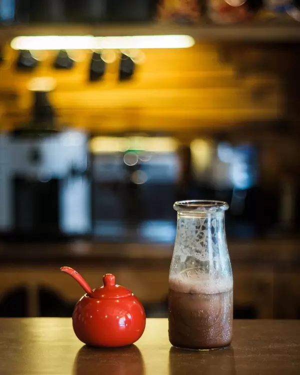 Bokeh Fotografie von einem Kaffeegetränk in einem Cofeeshop