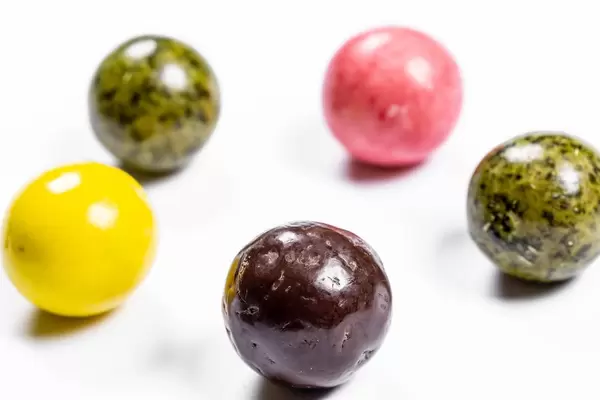 Bonbons auf weißem Hintergrund