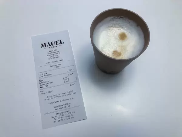 Bonpflicht ab 2020 in Deutschland: ein Latte Macchiato mit dem entsprechenden Beleg