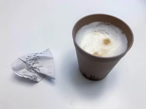 Bonpflicht in Deutschland ab Anfang 2020: Kassenbon wird direkt nach dem Kauf von einem Latte Macchiato weggeworfen