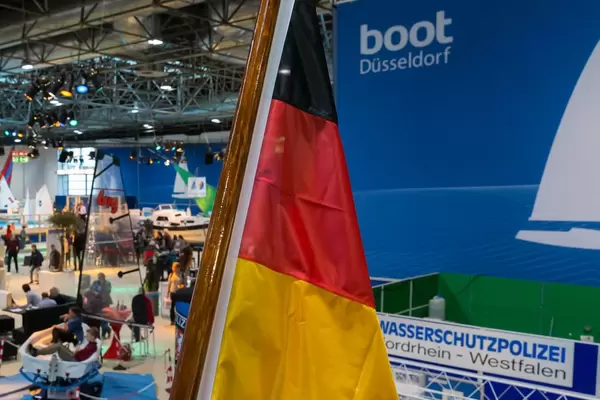 boot Düsseldorf 2017 mit Deutschlandfahne