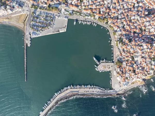 Boote entlang der Seebrücke im Hafen von Skopelos aufgereiht. Vogelperspektive