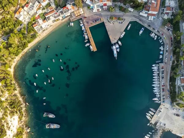 Boote in der Bucht von Patitiri beim Hafen auf der griechischen Insel Alonnisos. Luftbild
